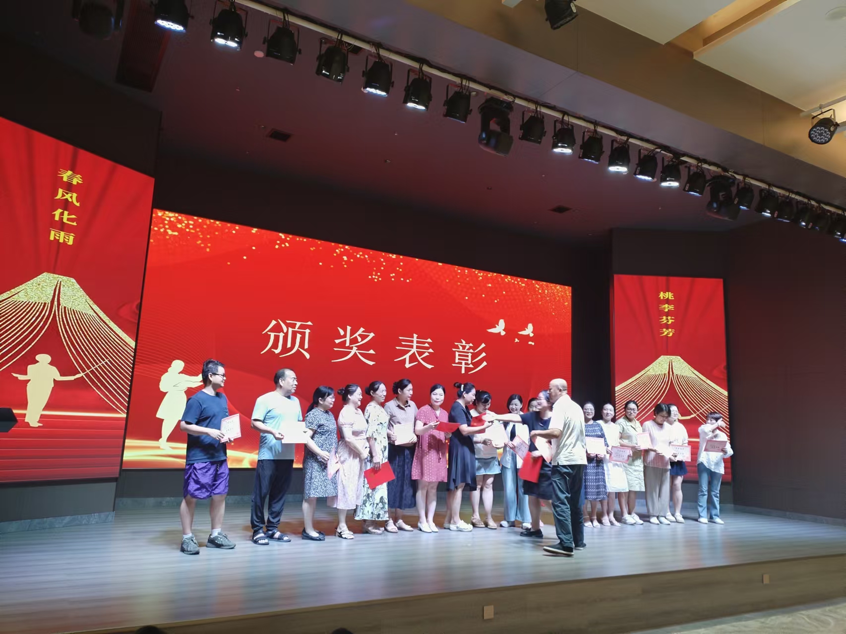 9月10日，曙光學(xué)校教師節(jié)文藝晚會(huì)在湖南精正溢香園酒店舉辦